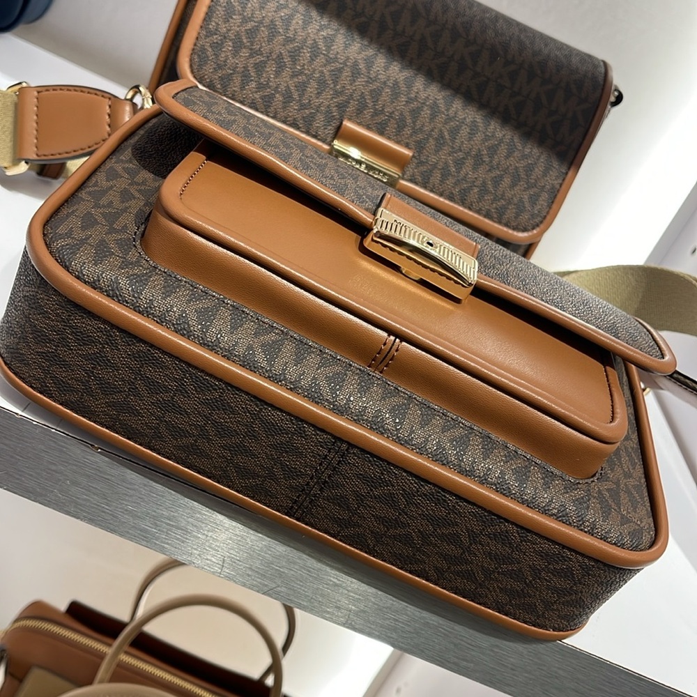 Michael Kors Bradshaw Medium Signature Logo Messenger Bag
Brown 
NWT - Picture 5 of 16